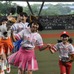 私立恵比寿中学と本田紗来ちゃん、交流戦始球式に登場（写真蔵）