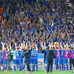 サッカーアイスランド代表、EURO8強入りをサポーターと喜ぶ（2016年6月27日）