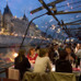 Dinner on Parisian river boat（セーヌ川を航行する船でディナーを楽しむパリジャン）