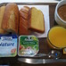 フランスによくある格安ホテルの朝食。いちおう乳製品とかビタミンとか摂ることを気にしている