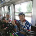 ジャイアント製のロードバイクを上毛電鉄に持ち込んで赤城山山麓を目指す山本龍市長（右）。左はジャイアントの中村晃社長