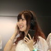 SKE48楽曲『ハッピーランキング』を試聴中の高柳明音（2016年9月16日）