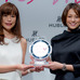 米倉涼子（右）が『HOUBLOT LOVES WOMEN AWARD』を受賞（2016年10月27日）