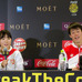 錦織圭（右）が「コカ・コーラ インターナショナル・プレミア・テニス・リーグ」記者会見で『リボンボトル』に夢中に（2016年12月4日）