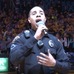 バスケの試合で国歌斉唱予定の歌手が遅刻…かわりに歌ったのはまさかの警官