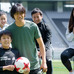 アディダスの『YOUNG ATHLETES CHALLENGE』に登壇した中村俊輔。子供にボールをプレゼント（2017年4月3日）