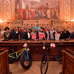 ジロ・デ・イタリアは休息日の5月15日、イタリア中部地震の被災者に向けてメッセージを発信。新たな生活をスタートするための自転車、マリアローザや各選手のサイン入りジャージを寄贈