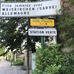 フランスでは町に突入したところに黄色い看板が掲げられている。これは全国花のコンクールで評価され、1から4までランク付けされる