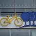 ビルの壁に自転車