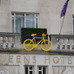 ホテルの入り口の上に自転車