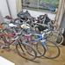 所有する6台すべての自転車を部屋に並べたところ。手前の1台は駐輪場に置いている
