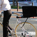 量や形に合わせて変化する自転車用荷台「バリアングルリアキャリア」発売