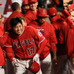 衝撃の本拠地デビューを飾った大谷翔平をチームメイトも祝福（右はトラウト）【写真：Getty Images】