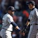 ジャイアンツに勝利し、カノ（左）とタッチを交わすイチロー【写真：Getty Images】