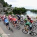 ツール・ド・フランス第15ステージ、システロンを流れるデュランス川を渡りRochee de la Baume(ロッシュ・ドラボーム)を通過する選手たち