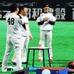 ソフトバンク・倉野コーチと選手たち【写真：藤浦一都】