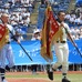 前年大会の優勝旗返還、東海大菅生・坂本幹太君（左）、二松学舎・平間陸斗君（右）