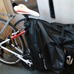 持ち込み手荷物にはサイズ制限があり、自転車がこれをクリアするためには前後輪を外さないと収まらない