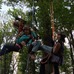 足でロープを蹴るようにして、木に登っていく。体重の軽い子供はスイスイと登っていくが、運動不足の大人にはちょっときつい。
