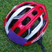 ヘルメットには紫のシールを貼る。100km担当の目印だ