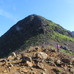 目の前にあるのが剣が峰。このこんもりした山を周回し、朝日岳の登山道に入る。