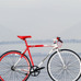 「自転車のフェラーリ」と称されるレース用自転車の老舗名門ブランドであるイタリアのデローザが製造し、国際的な飲料メーカーであるコカ・コーラの特徴的な白と赤のツートンカラーのデザイン、ロゴを施したダブルネームの自転車「コカ・コーラ」が登場する。世界の代表