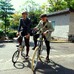 服装にも自転車にもこだわりを感じられる西内努さん（40＝写真右）と宇治澤有起さん（26）