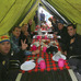 ティンコフ・サクソのキリマンジャロ登山合宿、テントの中で食事をとるパウリーニョ、ロジャース、マイカ、バルグレン、クロイツィゲル、セレンセン、コンタドール、バッソら