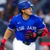 【MLB】11号アーチを放った岡本和真への恒例ドリンクシャワーでハプニング……女性レポーターが巻き添え、仕掛けた選手が謝罪のハグ