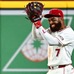 【MLB】アデルがフライを“頭で受けて”打球がスタンドイン……まさかの本塁打アシストに米記者驚愕「彼は守備に一生懸命取り組んできたが……」