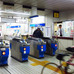 自転車を転がして千葉みなと駅の改札口を通る参加者たち（11月30日、千葉モノレール実証実験「サイクル＆モノレール」）