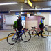 自転車を転がして千葉みなと駅の改札口を通る参加者たち（11月30日、千葉モノレール実証実験「サイクル＆モノレール」）