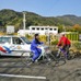 ママチャリに乗った高校生が、駐車車両を追い抜くところに逆走自転車が！（撮影：清家太郎）