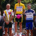 1989ツール・ド・フランス、パリ・シャンゼリゼの表彰台。中央がレモン、左が2位フィニョン、右が3位デルガド
