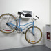 自転車の種類を選ばず、部屋の中に自転車を収納できる、シェルフィー（Shelfie ）がクラウドファウンディングサービス、kickstarterに出品されている。