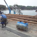 震災後、牡蠣養殖用のイカダを作り直す三陸の漁師さんとボランティア