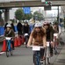 試乗コースでスポーツ自転車に乗る人の格好は、街中を歩く人と変わらない