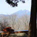 頂上のベンチで筑波山を見ながら一休み。ちょこっとハイクには、ちょこっと以上の感動がある場合も。