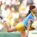 小島瑠璃子、ノーバン投球で大喜び！甲子園球場でファーストピッチセレモニー