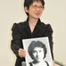 若き日の萩原流行さんの写真と共に会見に臨んだ妻・まゆ美さん