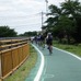 蓮田駅付近の「緑のヘルシーロード」は、道幅も広く走りやすい