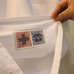 Tシャツをめくると視覚的に分かるアイコン付きのQRコードが貼り付けられている（撮影：編集部）