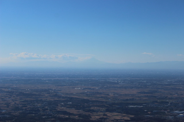 男体山から眺め。うっすらと富士山が。そして、写真ではわからないが、スカイツリーも見えた